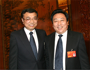 集团董事长曹宝华和国务院总理李克强在一起