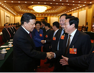 曹宝华与刘云山握手
