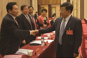 曹宝华与国务委员公安部长赵克志握手